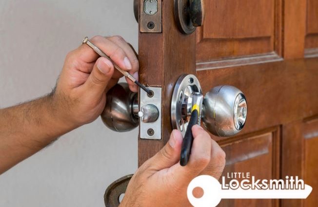 door-repair-service-door-lock-installation-service-little-locksmith-singapore-652x424
